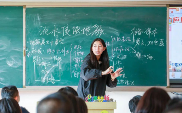 努力模拟教师的启发式教育引导学生参与推理考虑和验证